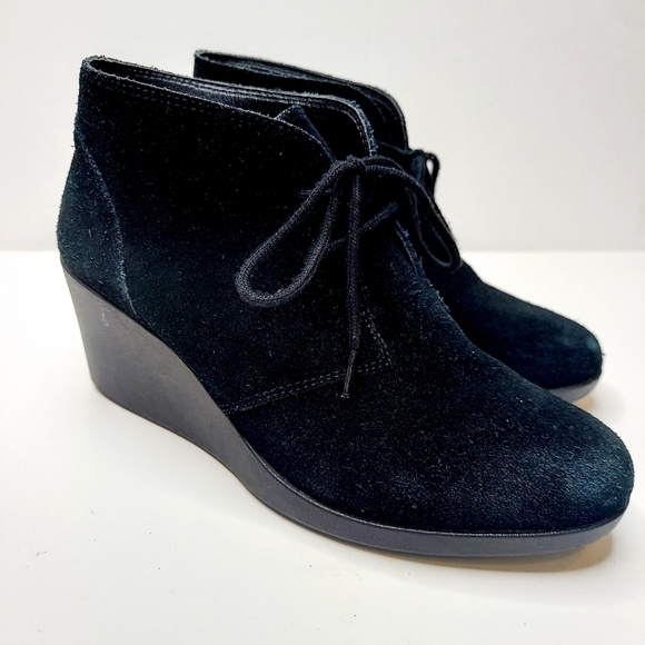 CROCS Leigh Ankle Boots Black Suede Wedge Heel Lace Booties Womens Shoe Size 6.5 - Picture 15 of 15
